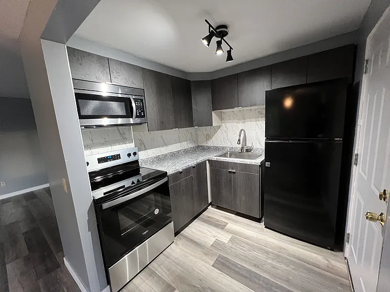 1129 Catalpa Cir #D — Photo 2