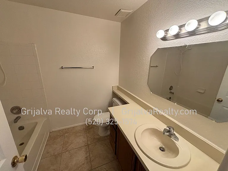 1821 W Mountain Oak Ln — Photo 11