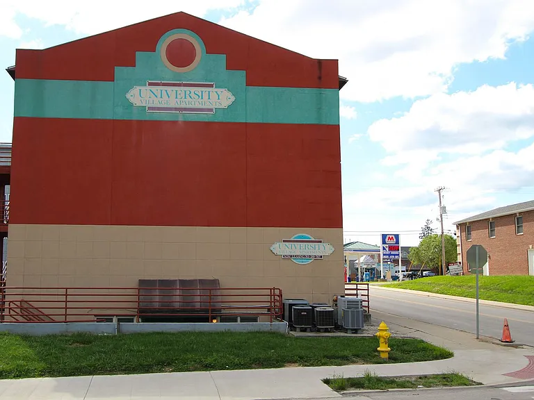 District on University — Photo 15