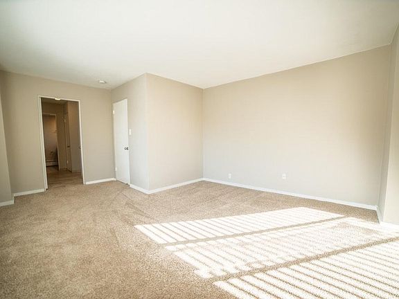 3rd image of 4821 Roanoke Pkwy APT 801