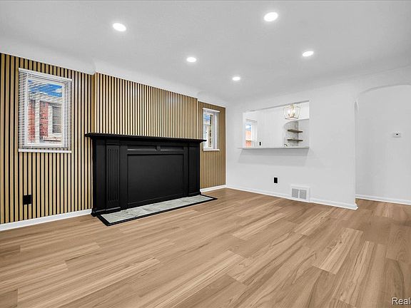 3rd image of 8603 Whitcomb St