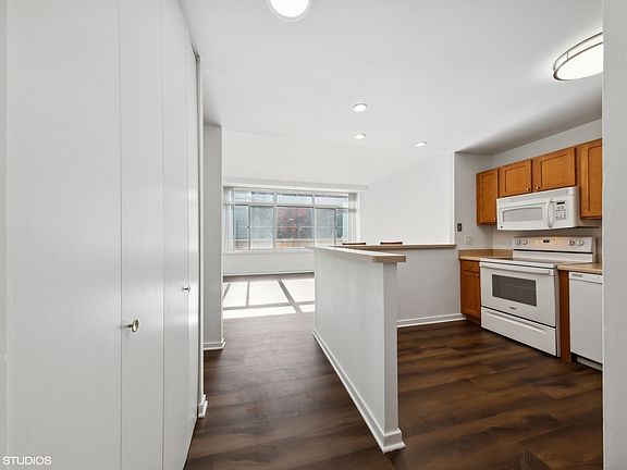 2nd image of 211 E Ohio St APT 619