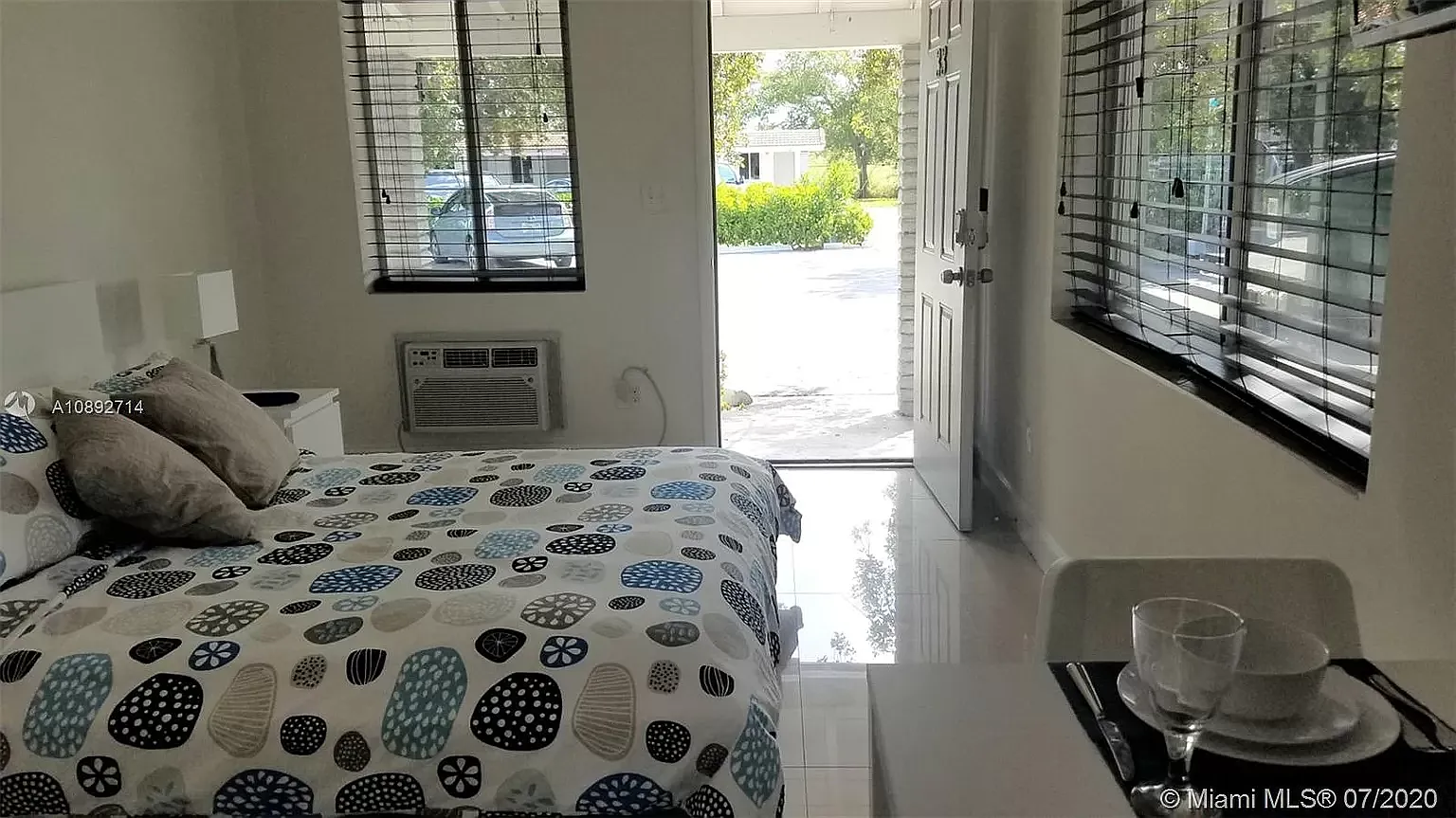 Studio, 250 sqft, $1,150 — Photo 2