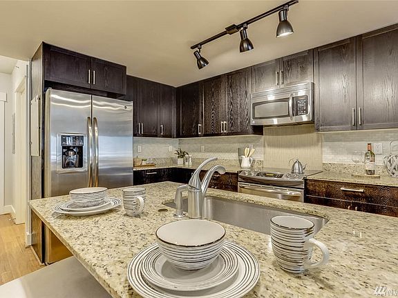 4th image of 699 John St Unit 106