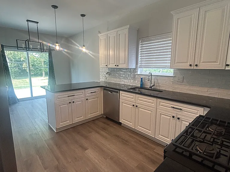2323 E Maple Rd — Photo 7