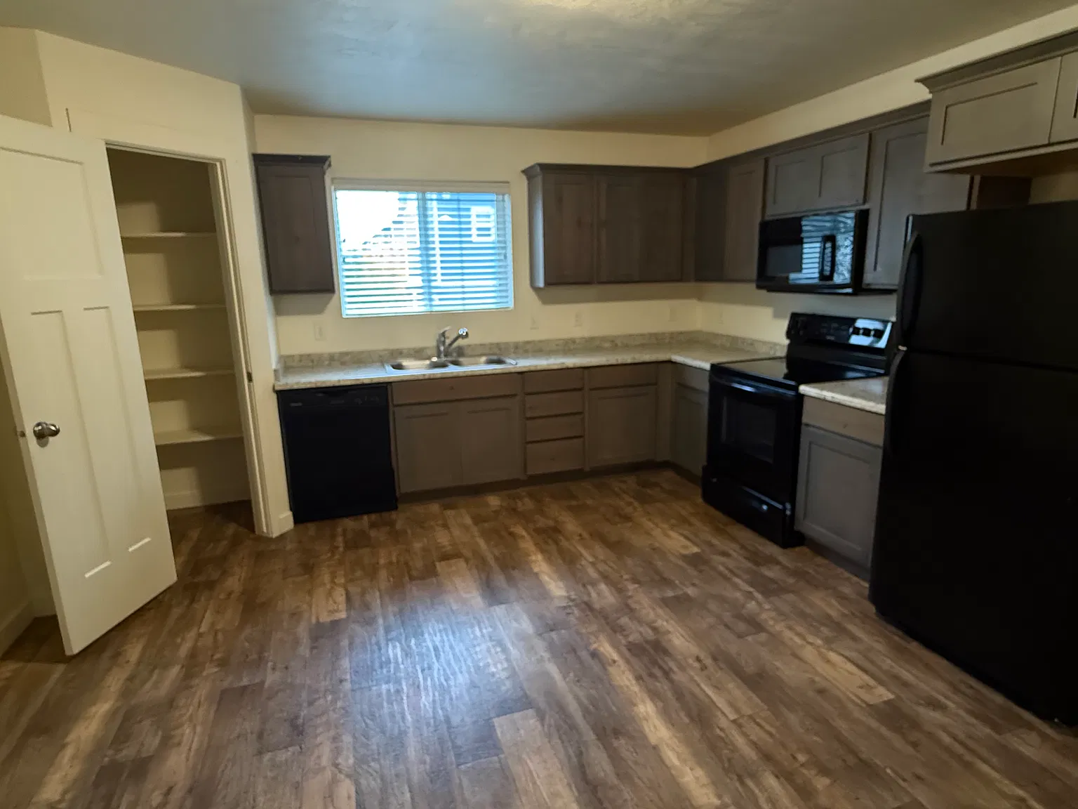 3 bed, 2.5 bath, 1354 sqft, $1,825 — Photo 3