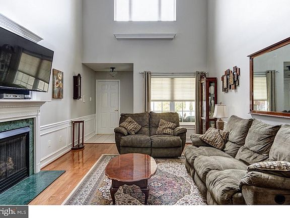 3rd image of 4 Hearthstone Ln