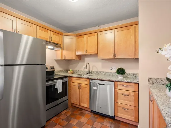 8 Kittredge St APT 13, Roslindale, MA 02131