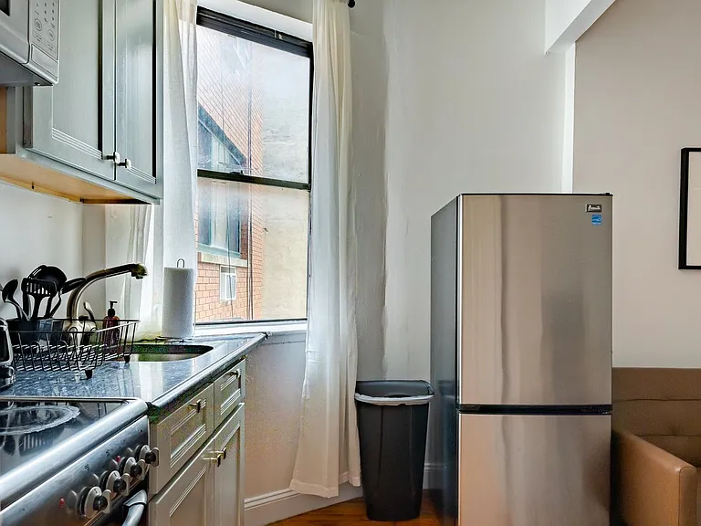 611 E 11th St #B — Photo 16