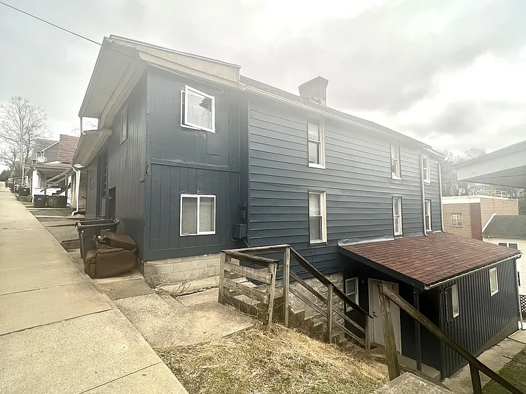 336 Stewart Street - B — Photo 2