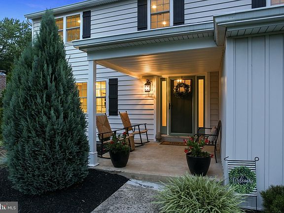 5th image of 75 Hawthorne Ln