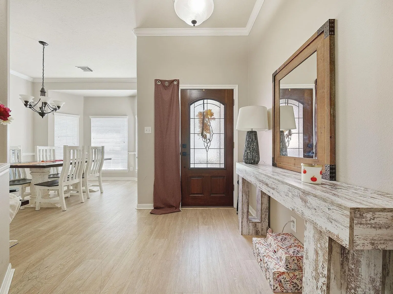 3 bed, 2.0 bath, 2203 sqft, $3,000 — Photo 4