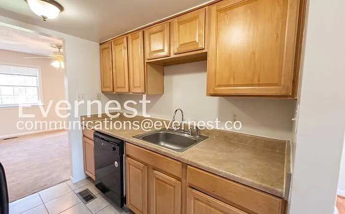 2325 McClellan Ct — Photo 9