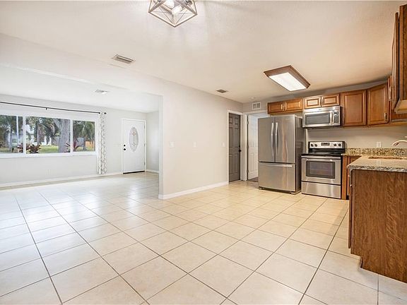 3rd image of 1114 Oakwood Dr