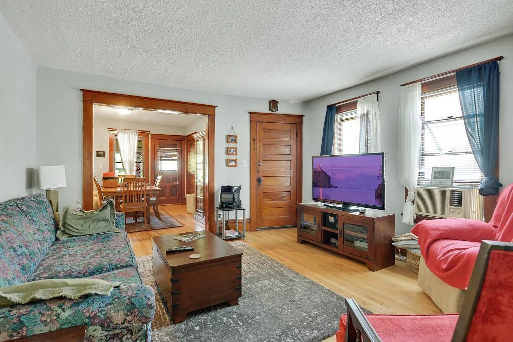 2 bed, 1320 sqft, $2,200 — Photo 2