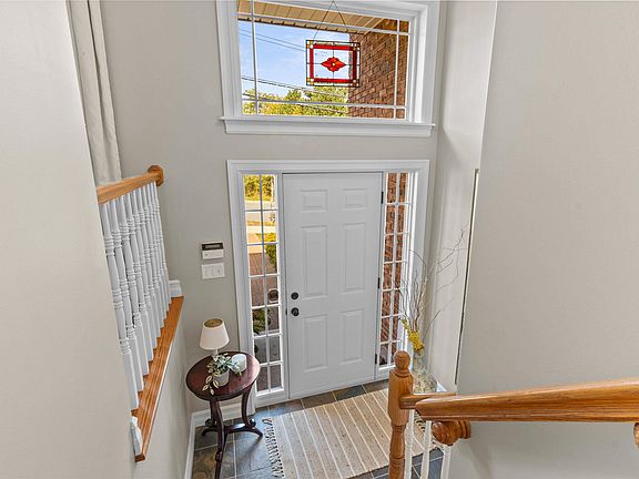 5th image of 70 Southgate Dr