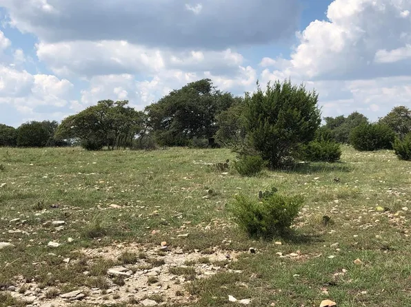 4 Zenner Ahrens Rd, Fredericksburg, TX 78624