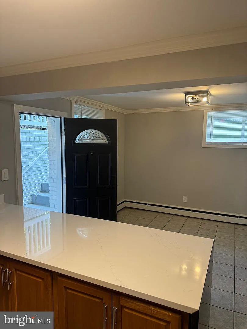 1 bed, 1.0 bath, 2447 sqft, $1,250 — Photo 3