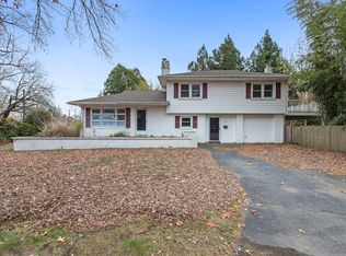 28 Hill Top Dr, Warwick, RI 02818