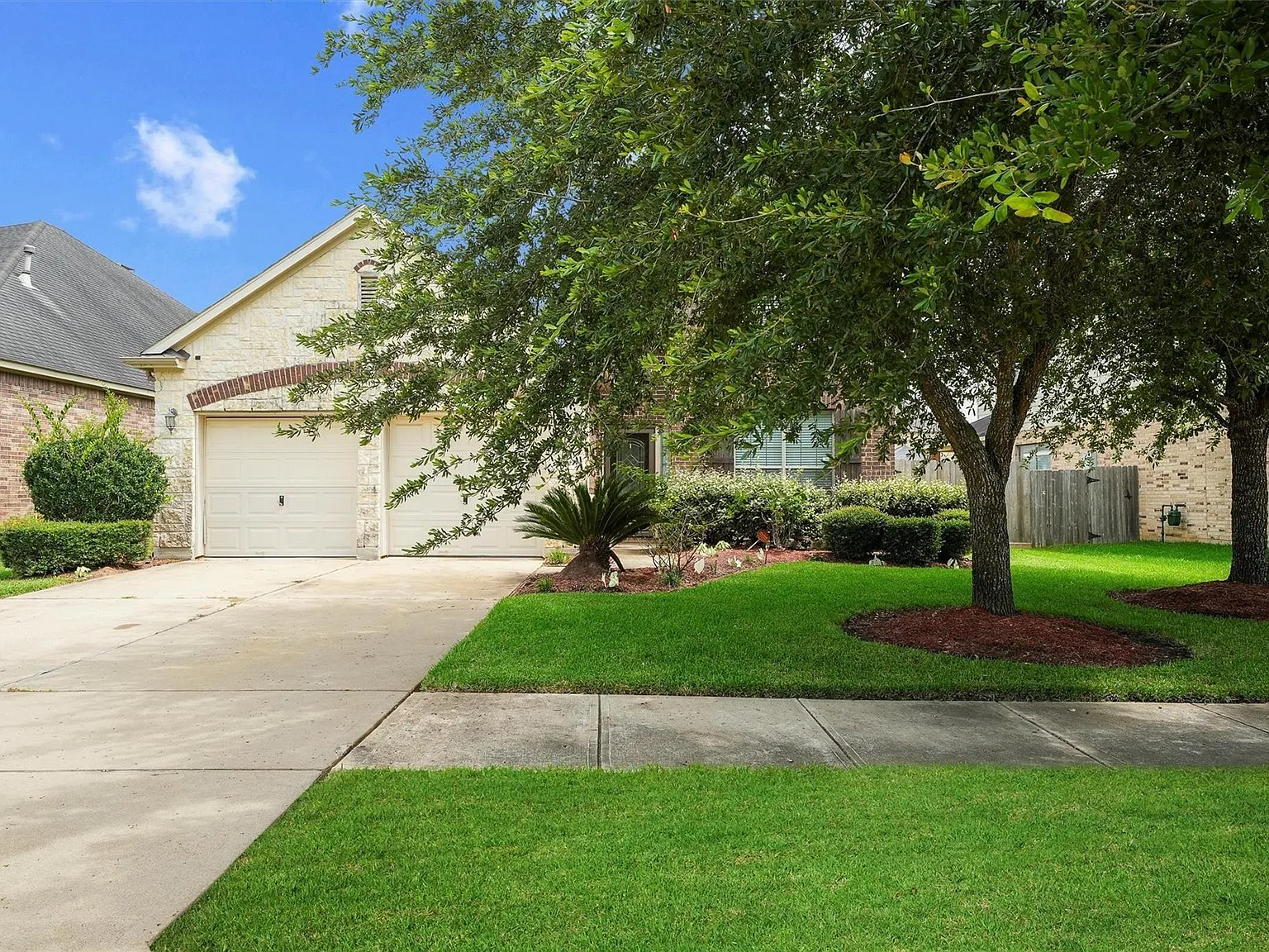 4 bed, 2.5 bath, 2415 sqft, $2,400 — Photo 1