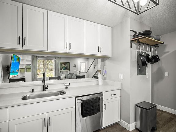 4th image of 933 Hamilton Ct