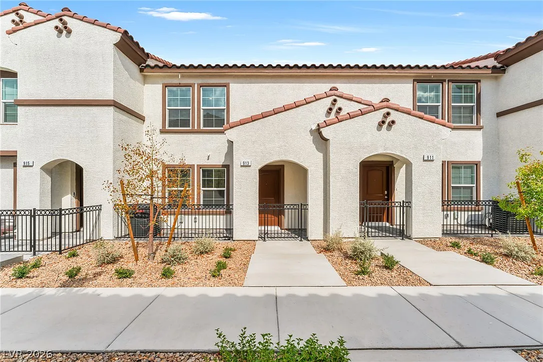 3 bed, 2.5 bath, 1311 sqft, $2,045 — Photo 1