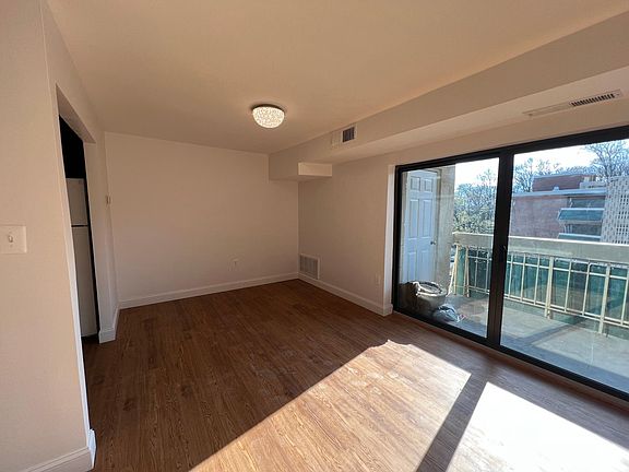 3rd image of 6139 Leesburg Pike APT 605