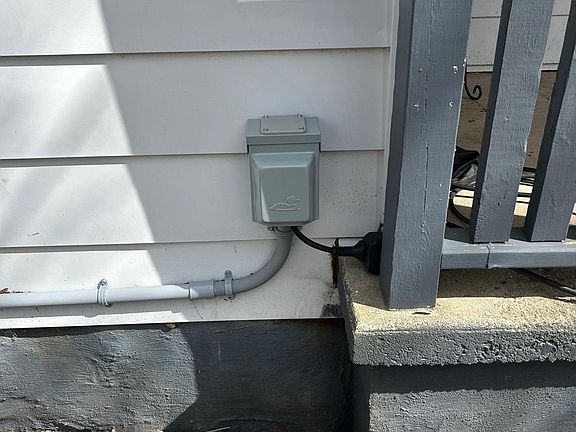 3rd image of 320 N Elm St