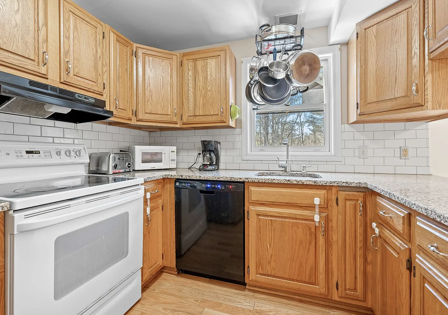 Spacious 3 bedroom, 2 1/2 bathroom duplex — Photo 2