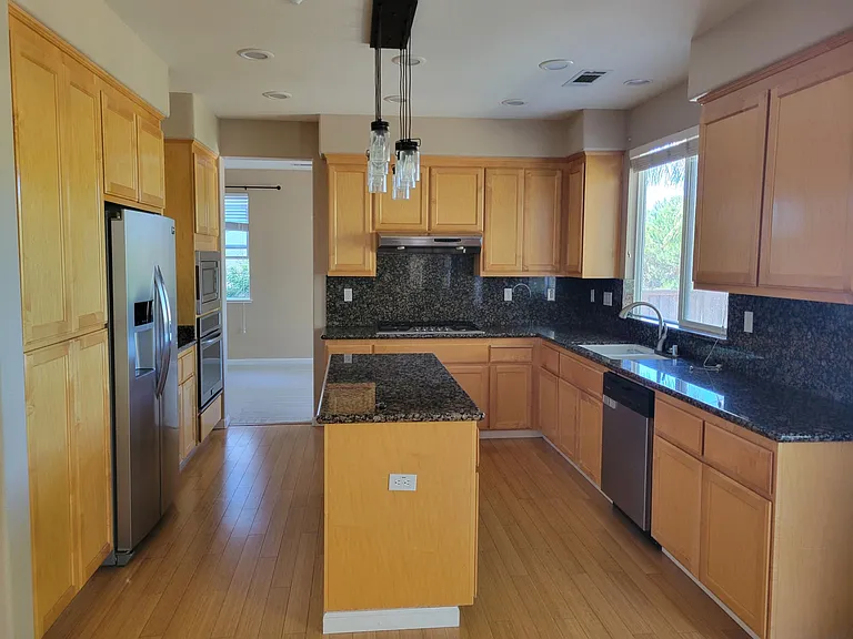 385 Roundhill Dr — Photo 6