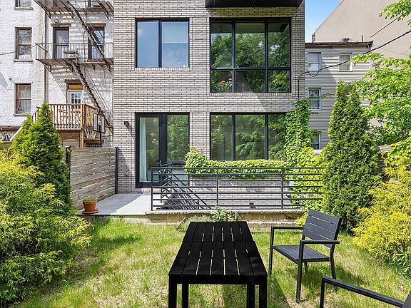5th image of 134 Quincy St #1