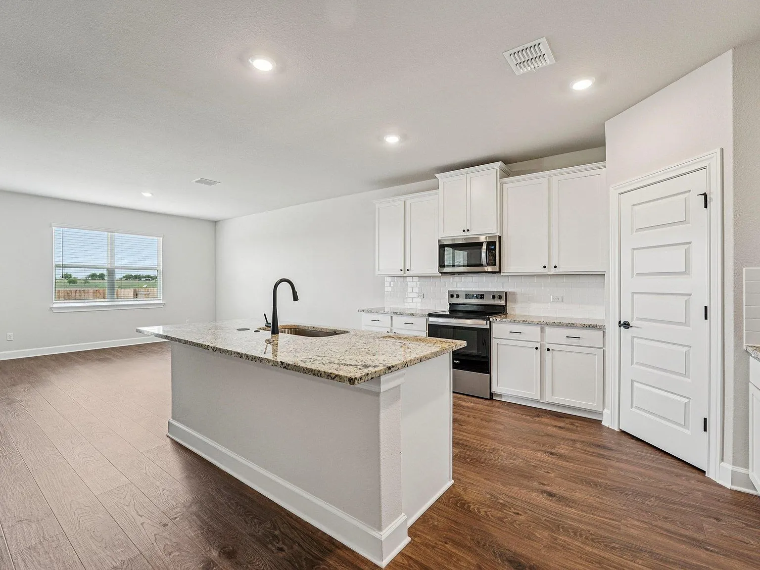 3 bed, 2.0 bath, 2127 sqft, $3,420 — Photo 2