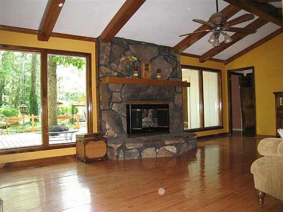 4th image of 218 Carriage Dr NE