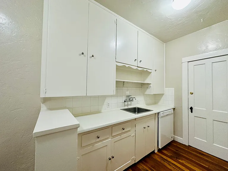 Don Martin Historic Apartments! — Photo 29