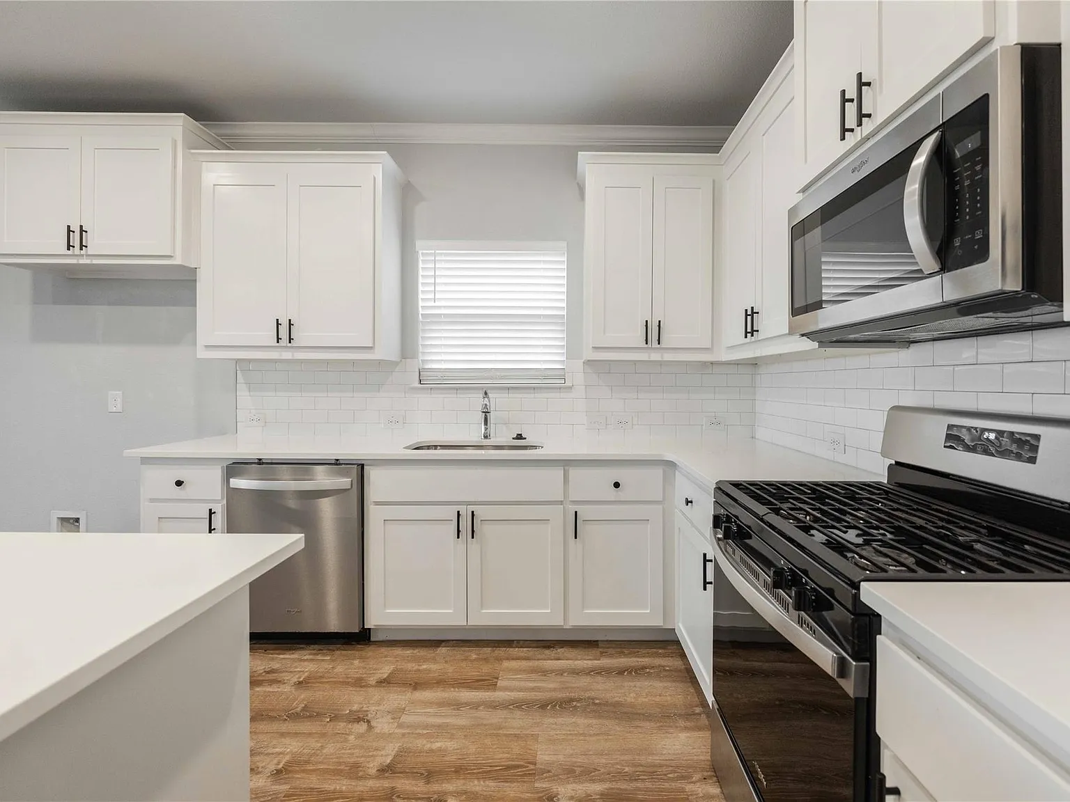 4 bed, 2700 sqft, $2,500 — Photo 4