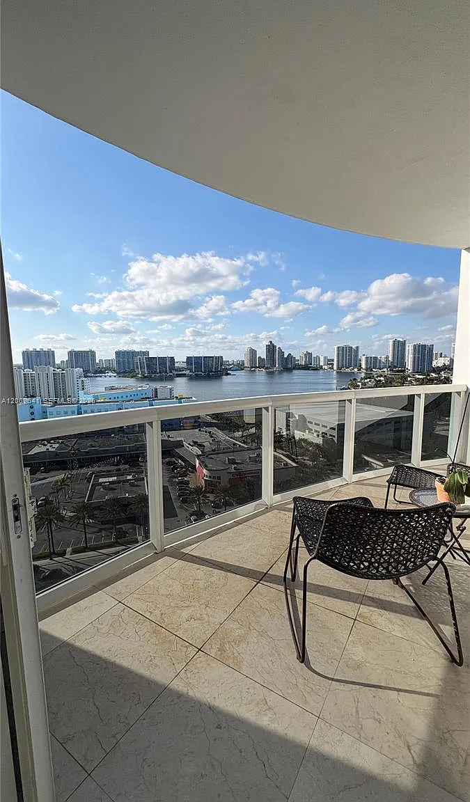 Trump Royale Condo — Photo 1