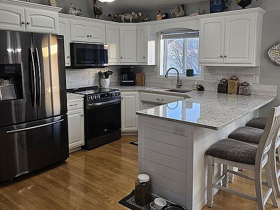2nd image of 959 39th Ave W