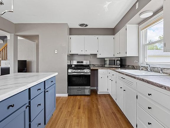 3rd image of 1701 Arizona Ave NE