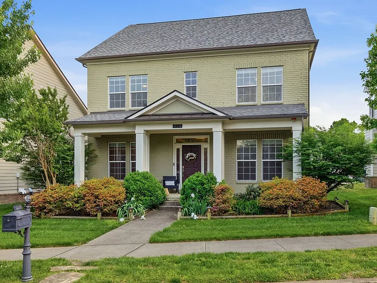 623 Streamside Ln — Photo 4