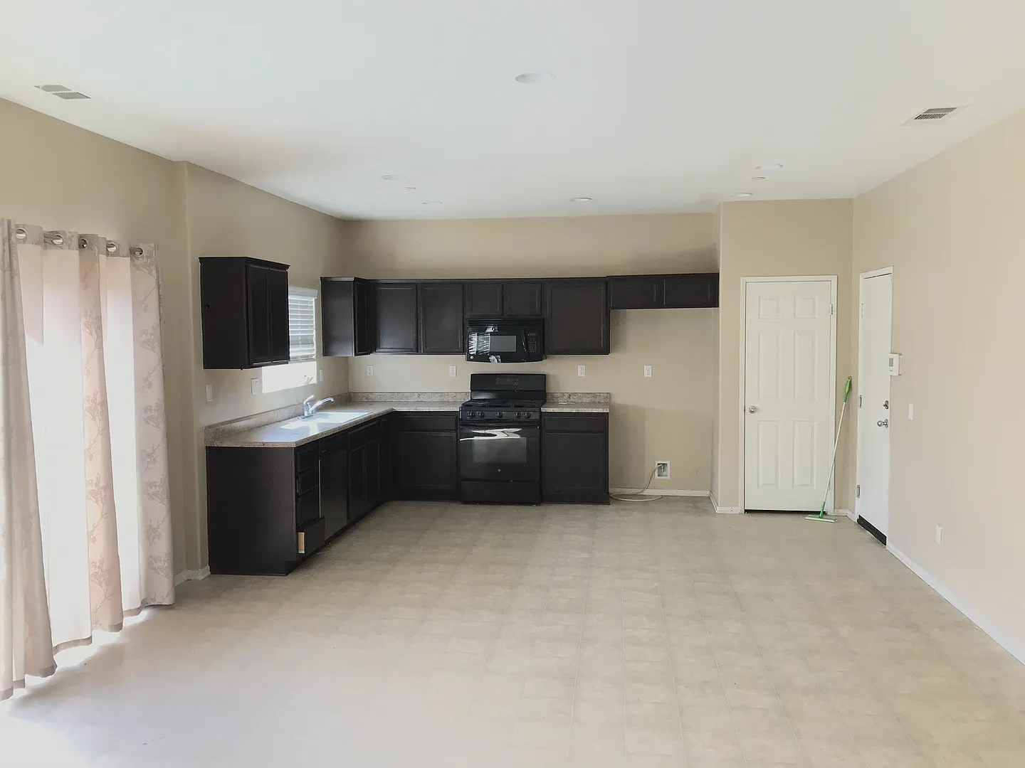 Beautiful 4BR/3BA Home with Loft & Downstairs Bedroom in Jurupa Valley — Photo 2
