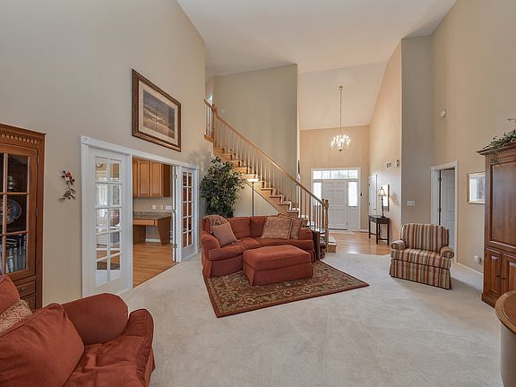 2 story foyer w/hardwoods