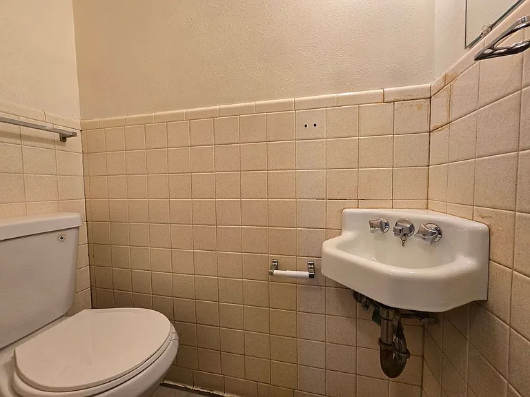 2304 Wales Cir #B — Photo 8