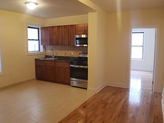3rd image of 679 Waring Ave APT 2D