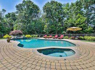 29 Hoveys Pond Dr, Boxford, MA 01921