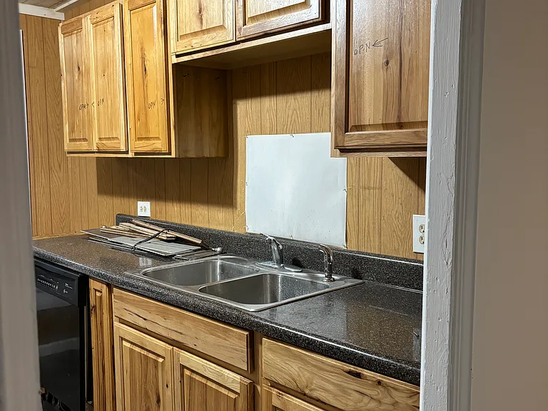 305 Kingston Ave NE — Photo 9