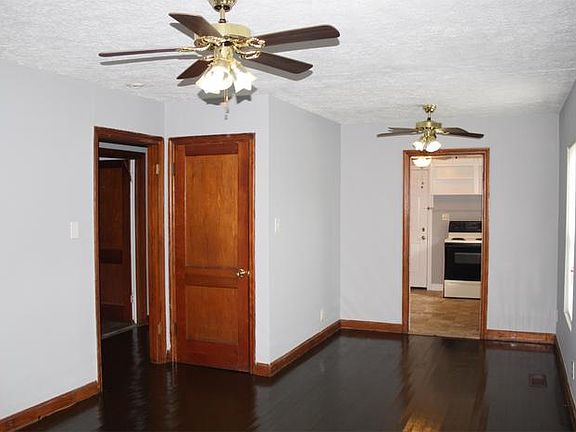 4th image of 2553 Woodbine Ave