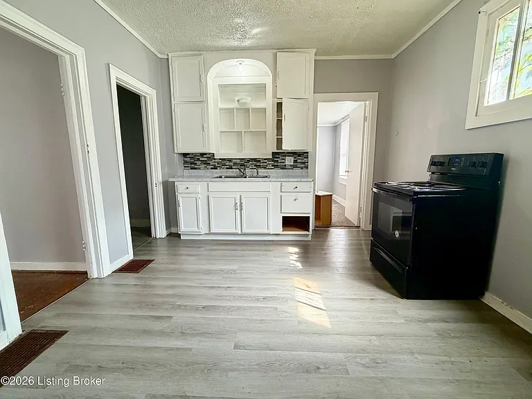 2411 Elliott Ave — Photo 4