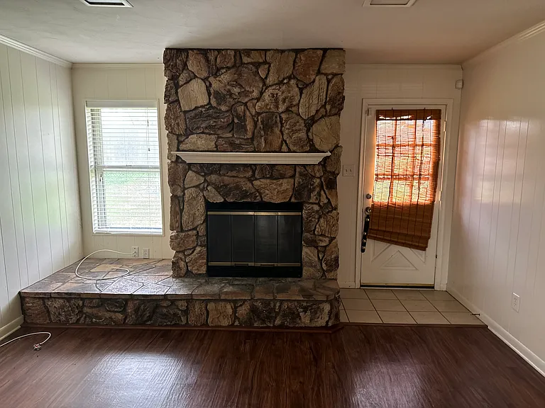 105 E Woodbury Dr — Photo 4