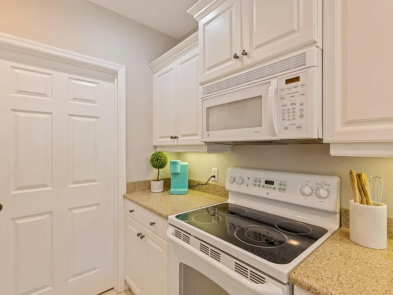 5650 Simonton St — Photo 18