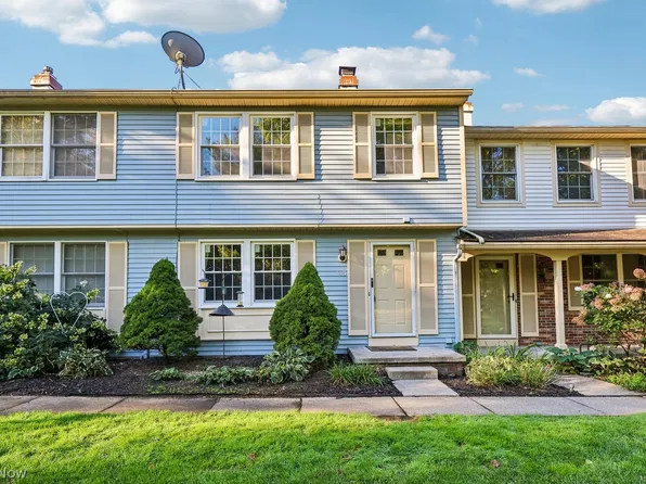 145 Quaker Ridge Dr, Akron, OH 44313